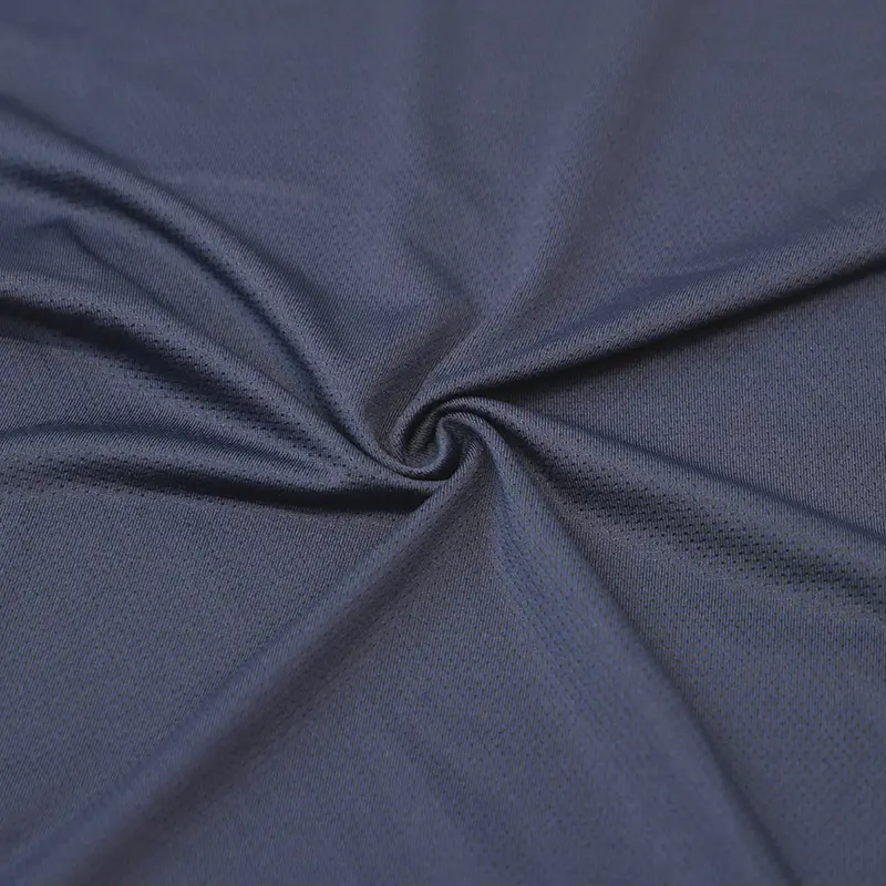 Quels types de déchets sont couramment utilisés pour produire du tissu en polyester recyclé?