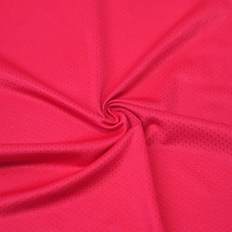 Comment le tissu en polyester recyclé a-t-il un impact sur le cycle de vie global d'un produit, de la production à l'élimination?