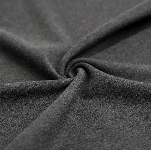 Par rapport aux tissus en molleton ordinaires, quels sont les avantages de ce tissu thermique?