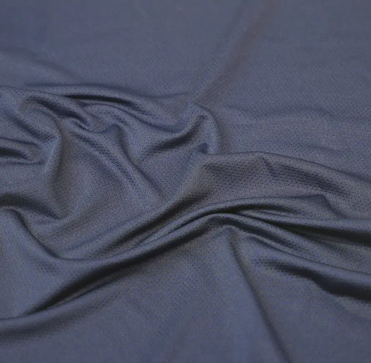 Pourquoi choisir une maille en polyester recyclé pour les vêtements de sport ?
